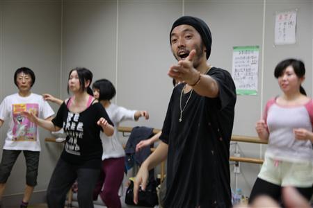 後進の指導にも力を入れる熊谷和徳さん。世界的タップダンサーに直接指導を受けられるとあって初心者を含め２０人以上が集まった＝２０１３年１２月２２日、東京都新宿区（田中幸美撮影）