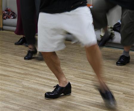 熊谷和徳さんのタップは、まるで打楽器のようにシューズで床をたたきつけ音楽を生み出す＝２０１４年１２月２２日、東京都新宿区（田中幸美撮影）