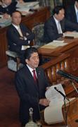 衆院本会議で施政方針演説する安倍晋三首相＝２４日午後、国会・衆院本会議場（三尾郁恵撮影）