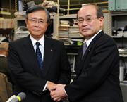 住友生命の佐藤義雄社長（左）と次期社長の橋本雅博専務執行役員＝２４日、東京都中央区