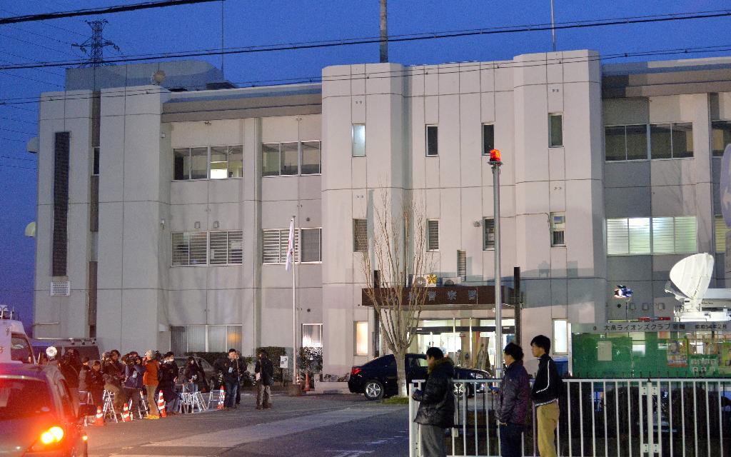 大泉警察署前に集まった報道陣＝２５日午後、群馬県大泉町（三尾郁恵撮影）
