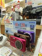 さまざまな機能・性能をアピールするデジカメ製品群＝東京・新宿のビックカメラ新宿東口店