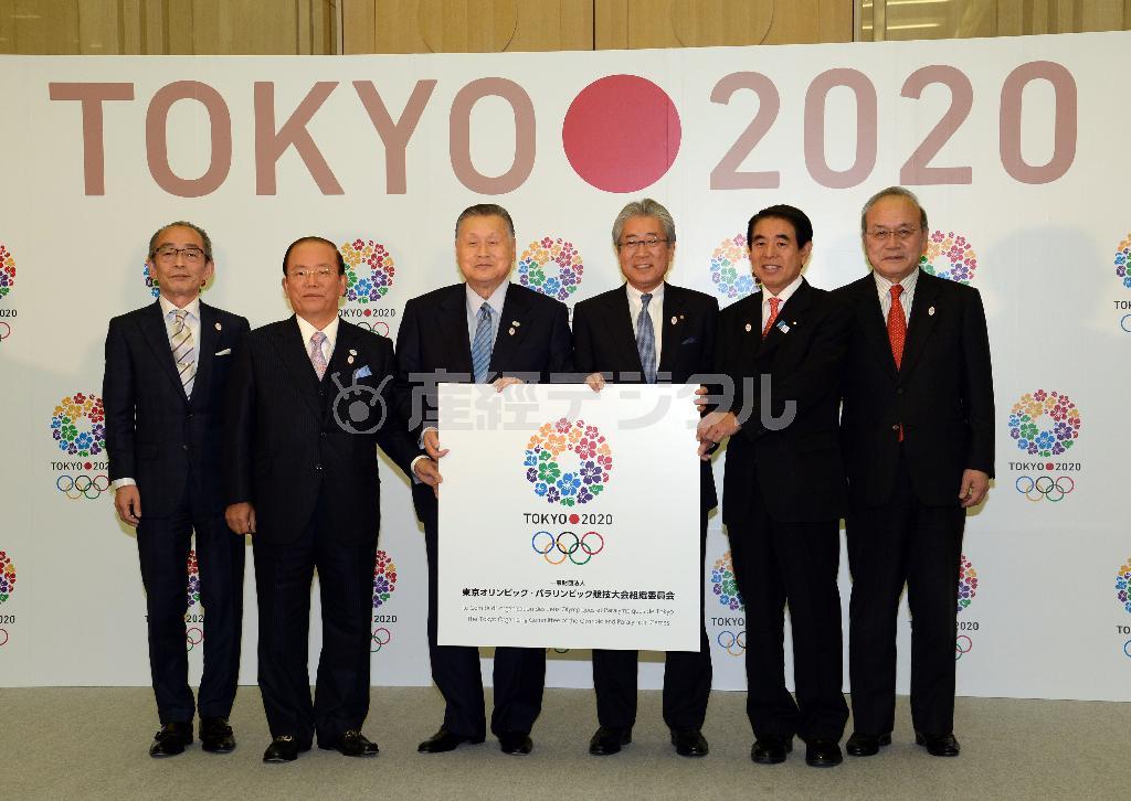 ２０２０年東京五輪・パラリンピック組織委員会が発足し、笑顔で記念写真に納まる（左から）秋山俊行東京都副知事、武藤敏郎（としろう）事務総長、森喜朗（よしろう）会長、竹田恒和（つねかず）ＪＯＣ（日本オリンピック委員会）会長、下村博文（しもむら・はくぶん）文科相、鳥原光憲（みつのり）ＪＰＣ（日本パラリンピック委員会）委員長＝２０１４年１月２４日夜、東京都新宿区・東京都庁（大橋純人撮影）