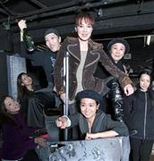 「プロジェクト・ニクスの世界観は衣装もセットもファンタジーにあふれて素敵なんです」と女優の未唯ｍｉｅ（みい）さん。バラ柄の海賊船に乗って＝東京都中野区の芝居砦・満点星（野村成次撮影）