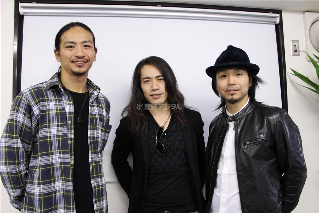 取材に応じたエンターテインメント集団「ＴＡＯ（タオ）」のメンバー。左から、山口泰明、江良拓哉、水藤義徳＝２０１３年１１月１８日（津川綾子撮影）