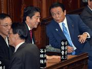 衆院本会議にのぞむ安倍晋三首相（左から３人目）と麻生太郎（右）＝２４日午後、国会・衆院本会議場（三尾郁恵撮影）