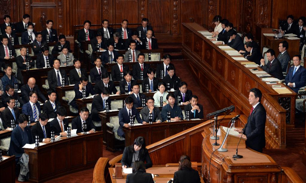 衆院本会議で施政方針演説する安倍晋三首相＝２４日午後、国会・衆院本会議場（酒巻俊介撮影）