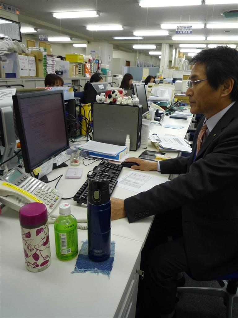 健康づくりの一環として「禁コーヒー・禁ジュース」に手当てを支給するフジキン。お茶や水はＯＫ。水筒で持参する社員も＝大阪市北区の同社（内山智彦撮影）