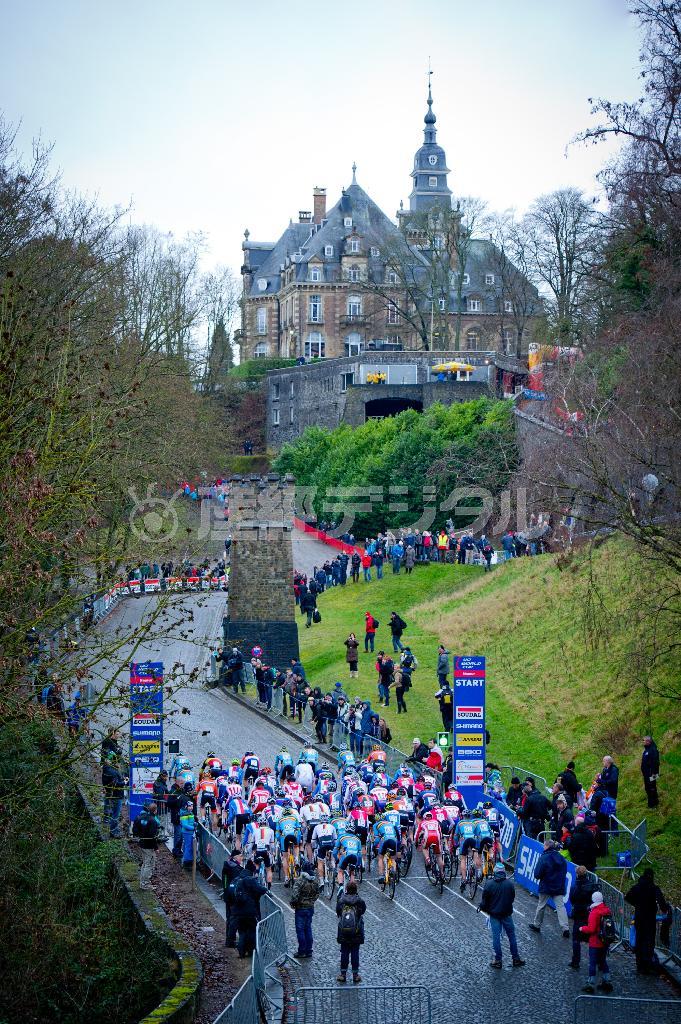 今シーズンは年間全７戦で開催されたワールドカップ。第４戦はベルギー・ワロン地方のナミュールで開催され、丘の上の城塞にコースが造られた＝２０１３年１２月２２日（田中苑子さん撮影）