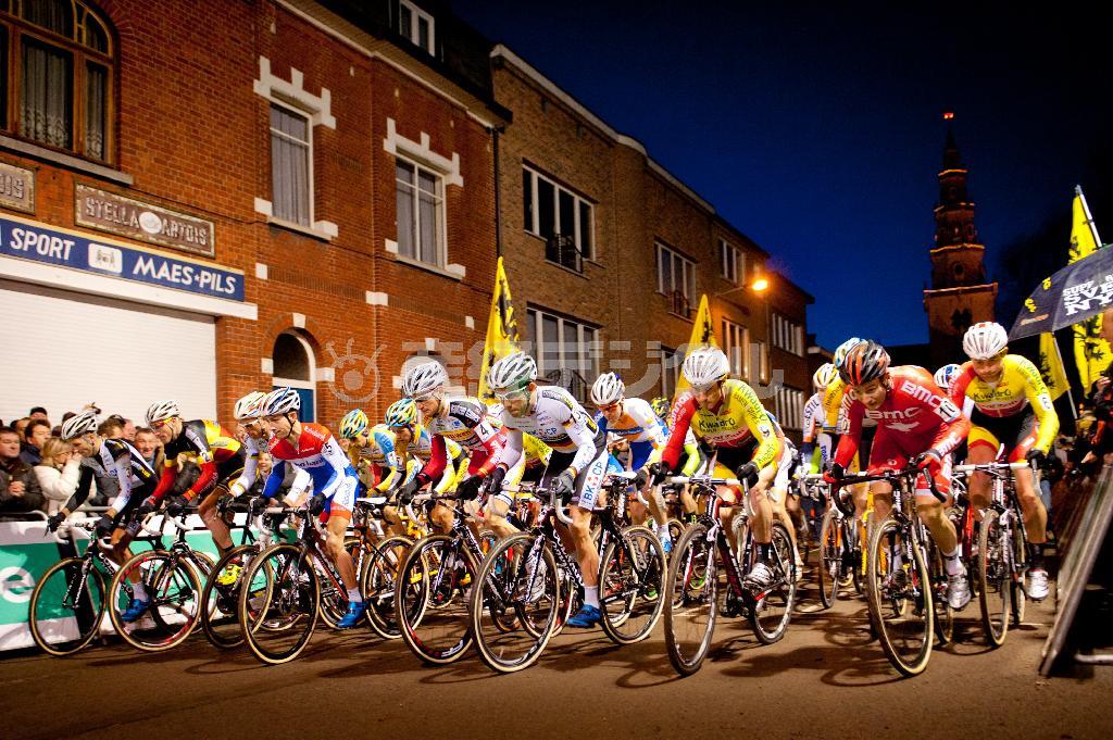 ベルギーの首都ブリュッセル近くの小さな街で開催された「スーパープレステージ・ディーヘム」。夜に開催される伝統的なレースで、美しいヨーロッパの夜景に選手たちが映える＝２０１３年１２月３０日（田中苑子さん撮影）