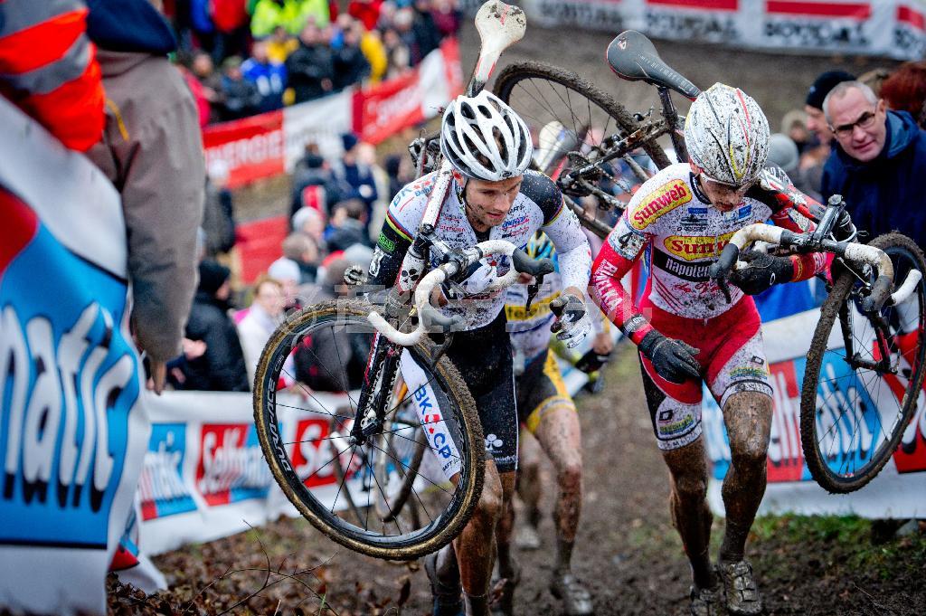 乗車できないような急勾配の坂道で、選手たちは自転車を肩に担いで前に進む＝２０１３年１２月２２日、ベルギー（田中苑子さん撮影）