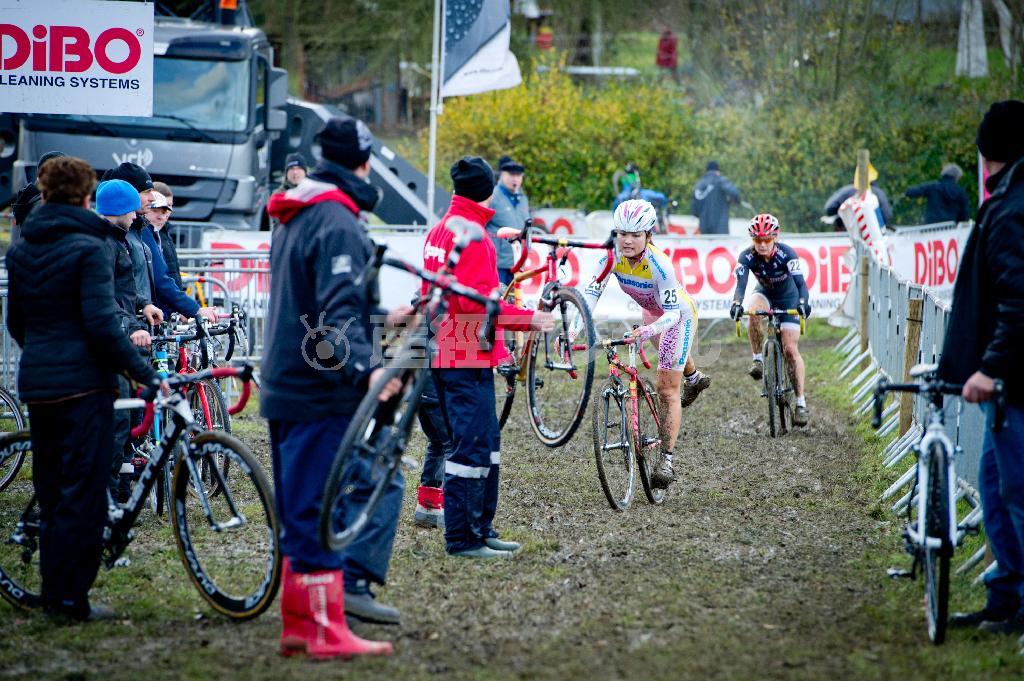 機材トラブルが多いため、コース上にピットが儲けられ、選手たちは必要に応じて自転車を交換することができる。トラブルが起こった場合は、ピットにいるメカニックスタッフがその場で対応する＝２０１４年１月１日、ベルギー（田中苑子さん撮影）