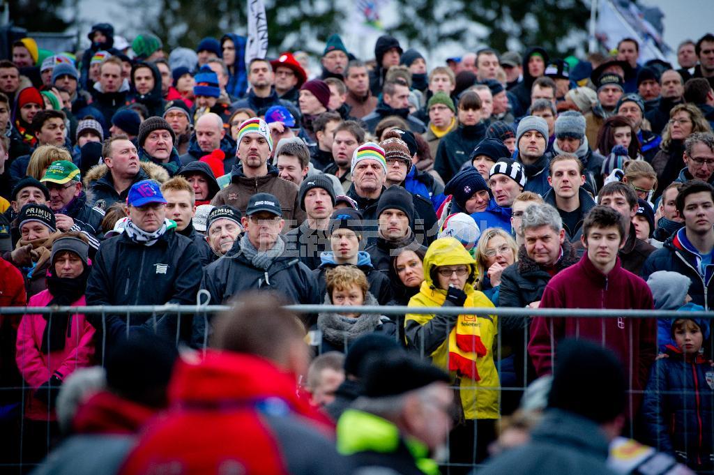 １月１日に開催された「Ｂポストバンクトロフィー・ＧＰネイス」。人気選手の名前を冠し、彼のホームタウンで開催されるレースで、元旦にも関わらず大勢のファンがコースに駆け付けた＝２０１４年、ベルギー（田中苑子さん撮影）
