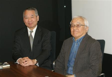 産経新聞ソウル駐在客員論説委員の黒田勝弘さん（右）と元防衛研究所教官の武貞秀士（たけさだ・ひでし）さん。２人は数十年来の友人でもある＝２０１４年１月１７日、東京都千代田区（塩塚夢撮影）