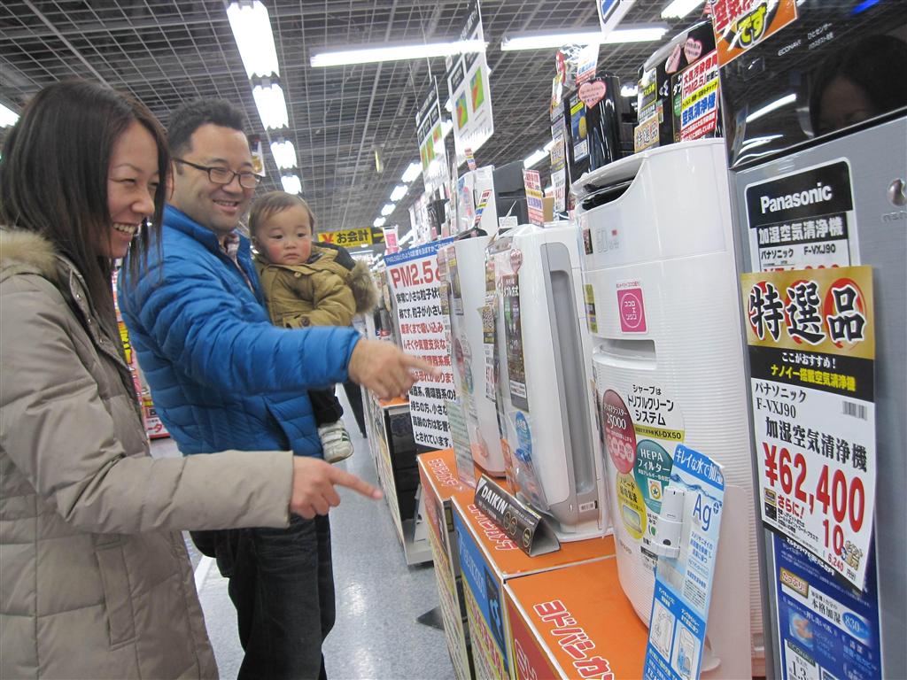 高機能の空気清浄機が並ぶ「ヨドバシカメラマルチメディア梅田」。高性能な機種が売れ筋という＝大阪市北区