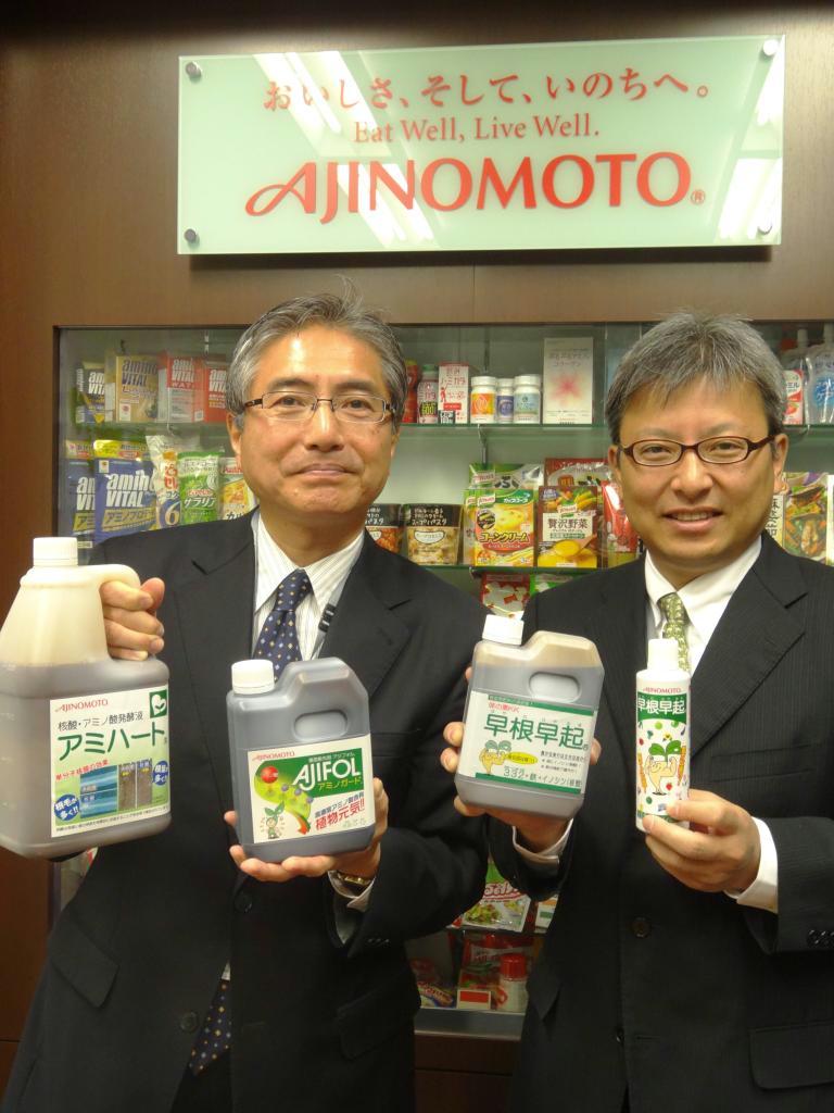 「まずプロの農家向けに広めたい」と製品を紹介する味の素バイオ・ファイン事業本部の海老沢真専任部長（右）と小串匡彦専任部長