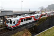 昨年４月、三陸鉄道南リアス線で一部区間が運転を再開。三陸駅に到着する列車の奥には津波で流され更地になった土地と越喜来湾が広がる