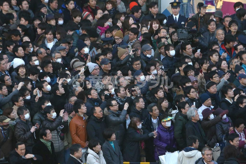 東京都知事選で、候補者の演説に耳を傾ける有権者ら＝２０１４年１月２６日、東京都豊島区（蔵賢斗撮影）