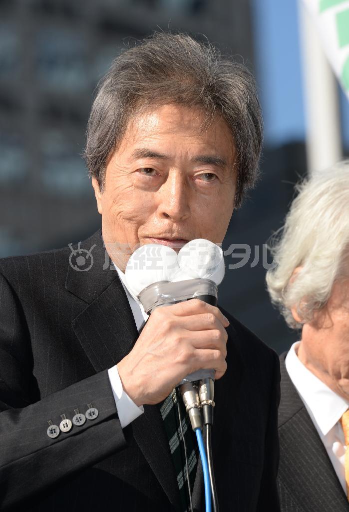 都知事選告示後の第一声街頭演説をする細川護煕（もりひろ）氏＝２０１４年１月２３日、東京都新宿区・都庁前（寺河内美奈撮影）