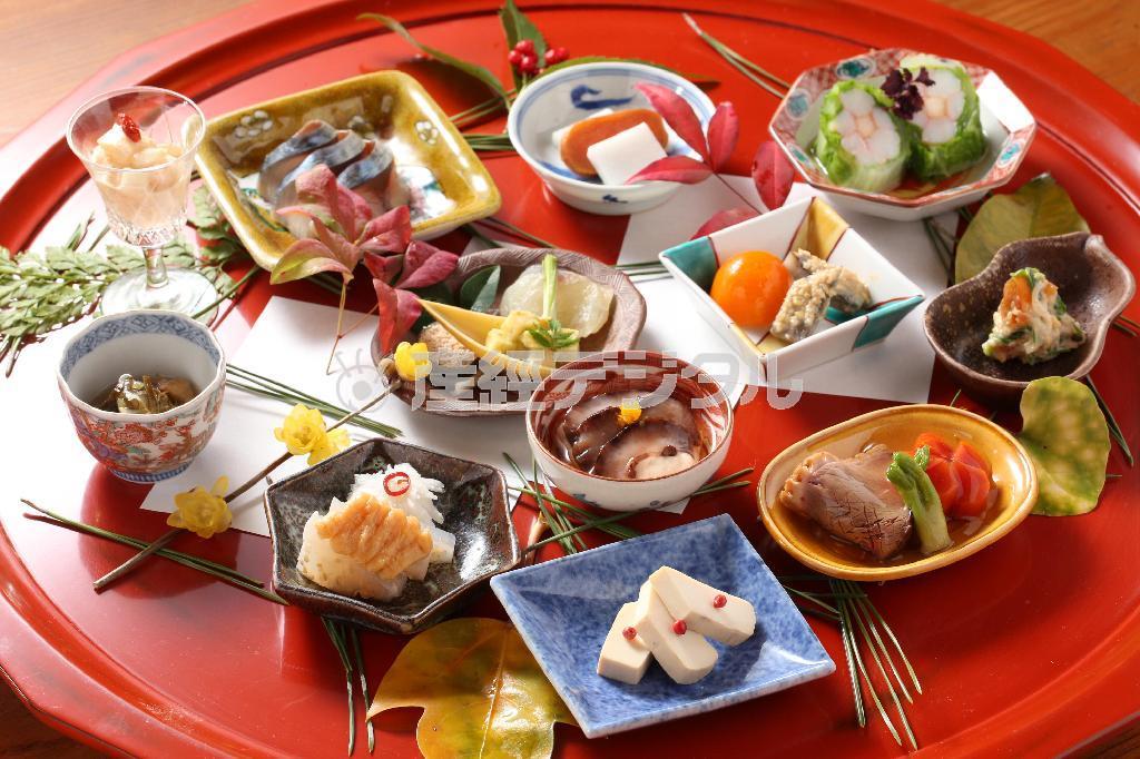 アイデアを凝らした１２品の創作料理が並ぶ「八寸」。華やかさが意表を突く