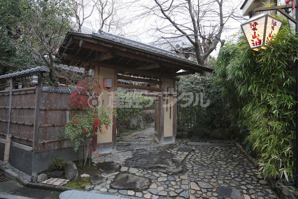 ひっそりと佇む「梁山泊」の玄関。食通たちを誘う＝２０１４年１月２０日、京都市左京区（恵守乾撮影）