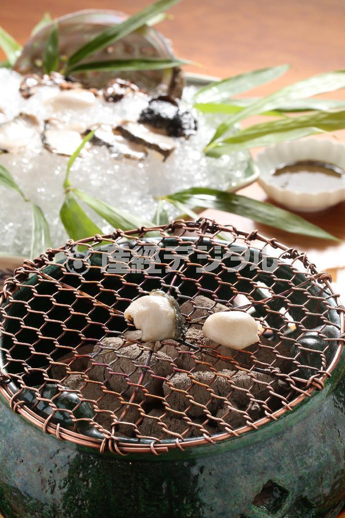 炭火で炙る「焼きアワビ」。濃厚なタレも絶品だ