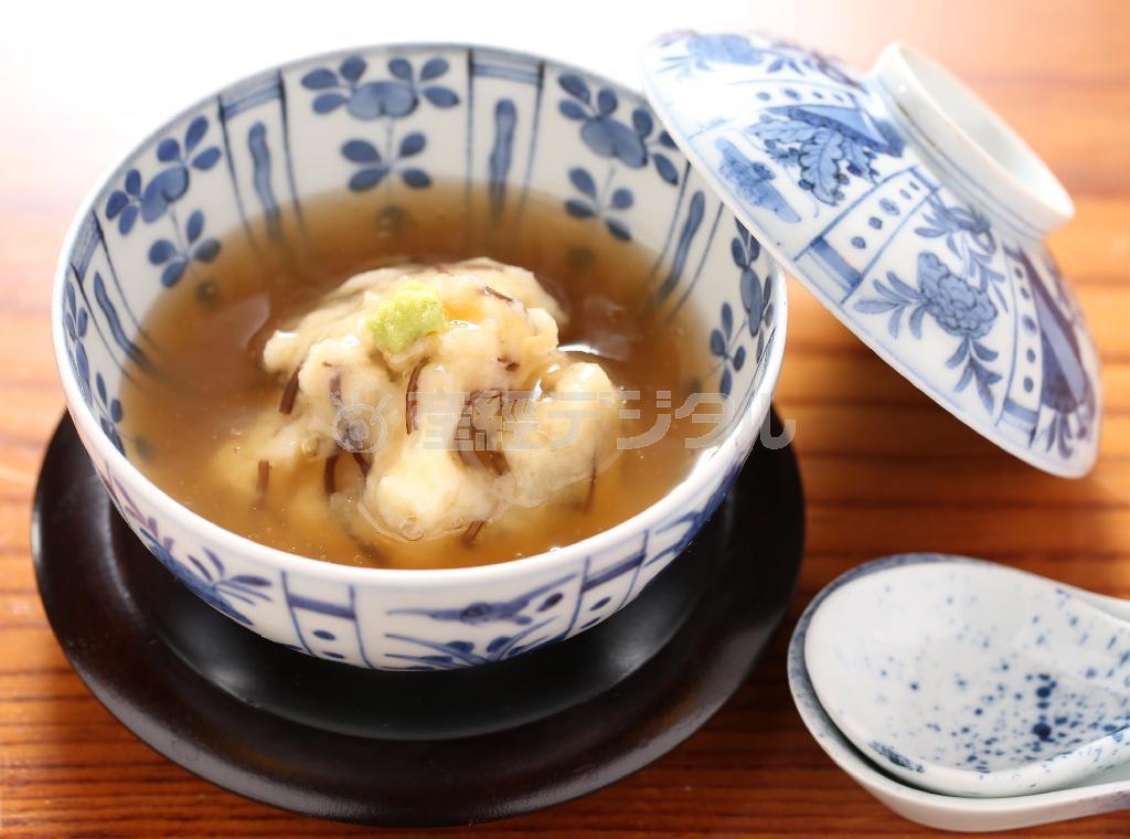 穴子、鯛、銀杏などが入ったカブラ蒸し。ホカホカで提供される