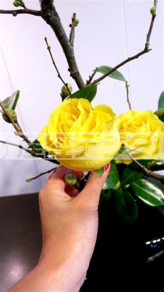 （手順４）最後に大輪のバラを３～５本アクセントに挿して仕上げます。バラは高低差をだすことで立体的に見えます（提供写真）