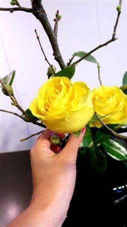 （手順４）最後に大輪のバラを３～５本アクセントに挿して仕上げます。バラは高低差をだすことで立体的に見えます（提供写真）