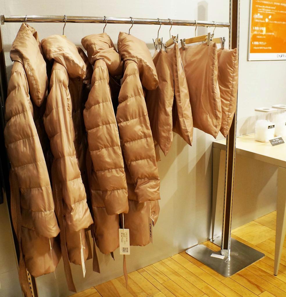 蝶理が開発した羽毛の代替素材「モルカル」を使って試作したダウンジャケット