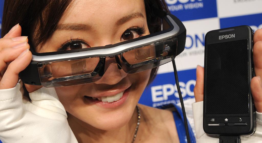 エプソンが発表したメガネ型情報端末機器「ＭＯＶＥＲＩＯ（モベリオ）ＢＴ－２００」＝２８日、東京・大手町（寺河内美奈撮影）