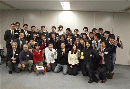 「ものづくりで世界を変える！」とリバネスのコンテストに参加したベンチャー起業家予備群の面々＝東京都港区のＪＴ本社