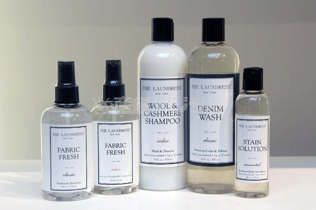 スタイリッシュなデザインで女性ファンも多い衣類専用の洗剤ブランド「ランドレス」。左から、衣類・布専用消臭スプレー「ファブリックフレッシュ」（２種各２３１０円）、「ウール＆カシミヤシャンプー」「デニムウォッシュ」（各２９４０円）、染み抜き「ステインソリューション」（１４７０円）