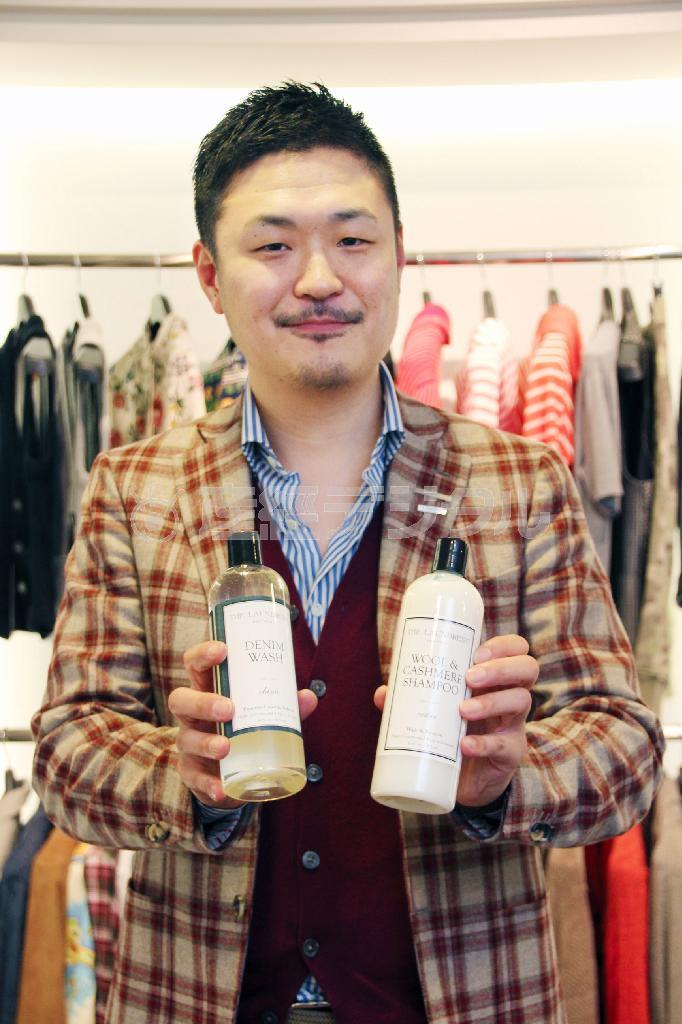 「高価な洗剤など、自分では買わないものを贈られると嬉しいですね」と話すメンズフロアマネージャーの深沢由智さん＝東京都中央区銀座のエストネーションプレスルーム（今泉有美子撮影）