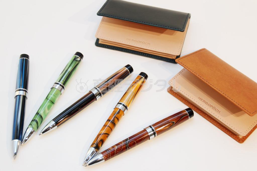 エルゴポックの名刺入れ（８９２５円）とモンテベルデのボールペン（５２５０円）