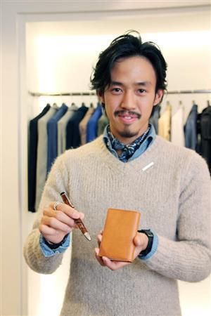 スタッフの中森博一さんのお薦めは、ビジネスで使えるアイテム。「バッグを開けたときに明るい文房具や革小物があると、仕事中も気分が上がります」＝東京都中央区銀座のエストネーションプレスルーム（今泉有美子撮影）