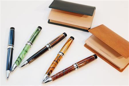 エルゴポックの名刺入れ（８９２５円）とモンテベルデのボールペン（５２５０円）