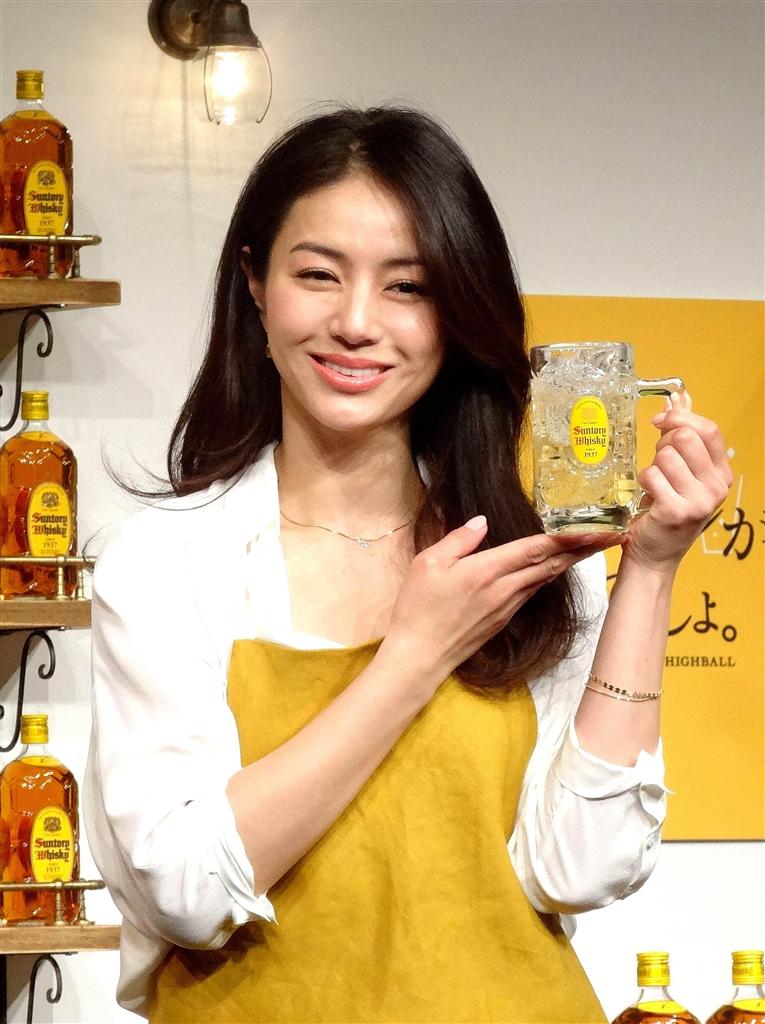 サントリー「角ハイボール」をプライベートでも愛飲しているという、新ＣＭ出演者の井川遥さん＝２９日午後、東京都港区
