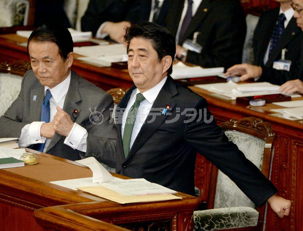 日本（にっぽん）維新の会の松野頼久国会議員団幹事長の質問に対する答弁を終え、伸びをする安倍晋三（しんぞう）首相。余裕たっぷりだ＝２０１４年１月２８日午後、国会・衆院本会議場（酒巻俊介撮影）