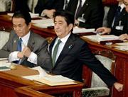 日本（にっぽん）維新の会の松野頼久国会議員団幹事長の質問に対する答弁を終え、伸びをする安倍晋三（しんぞう）首相。余裕たっぷりだ＝２０１４年１月２８日午後、国会・衆院本会議場（酒巻俊介撮影）