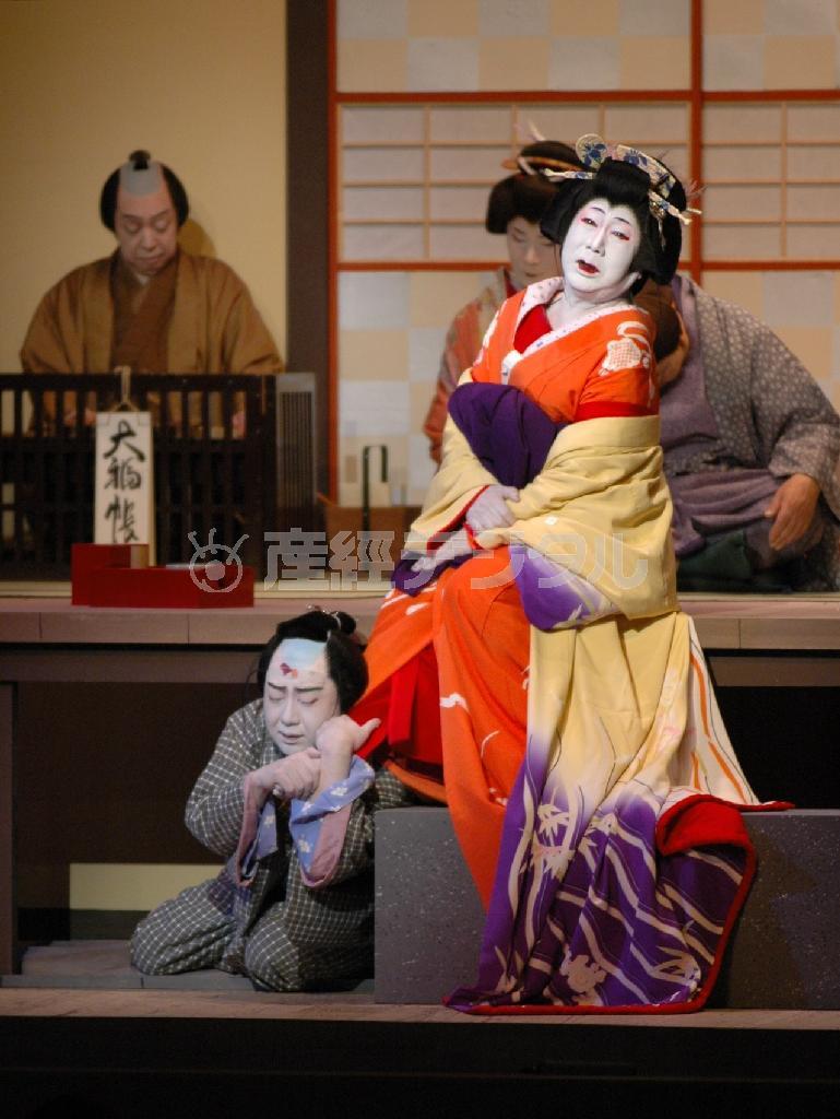 ２００５年１１月３０日、京都・南座での襲名披露で「曽根崎心中」のお初を演じる坂田藤十郎さん（右）と徳兵衛の中村翫雀（かんじゃく）さん＝京都市東山区（塚本健一撮影）