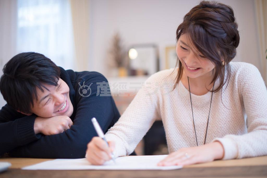 婚姻届を書いているシーンを撮影する「エンゲージフォトプラン」（八芳園提供）
