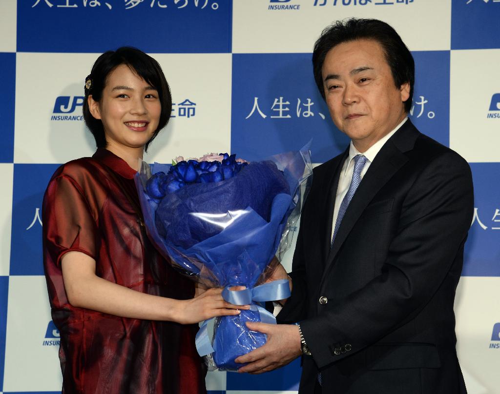 ＣＭキャラクターに決まり、石井雅実社長（右）から花束を受け取る能年玲奈＝30日午後、東京都千代田区（撮影・大橋純人）