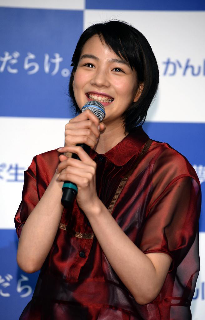ＣＭキャラクターに決まり、会見で笑顔を見せる能年玲奈＝30日午後、東京都千代田区（撮影・大橋純人）