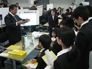 首都圏の中小製造業２８社合同の会社説明会に集まった学生たち＝２９日、東京都新宿区の新宿エルタワー