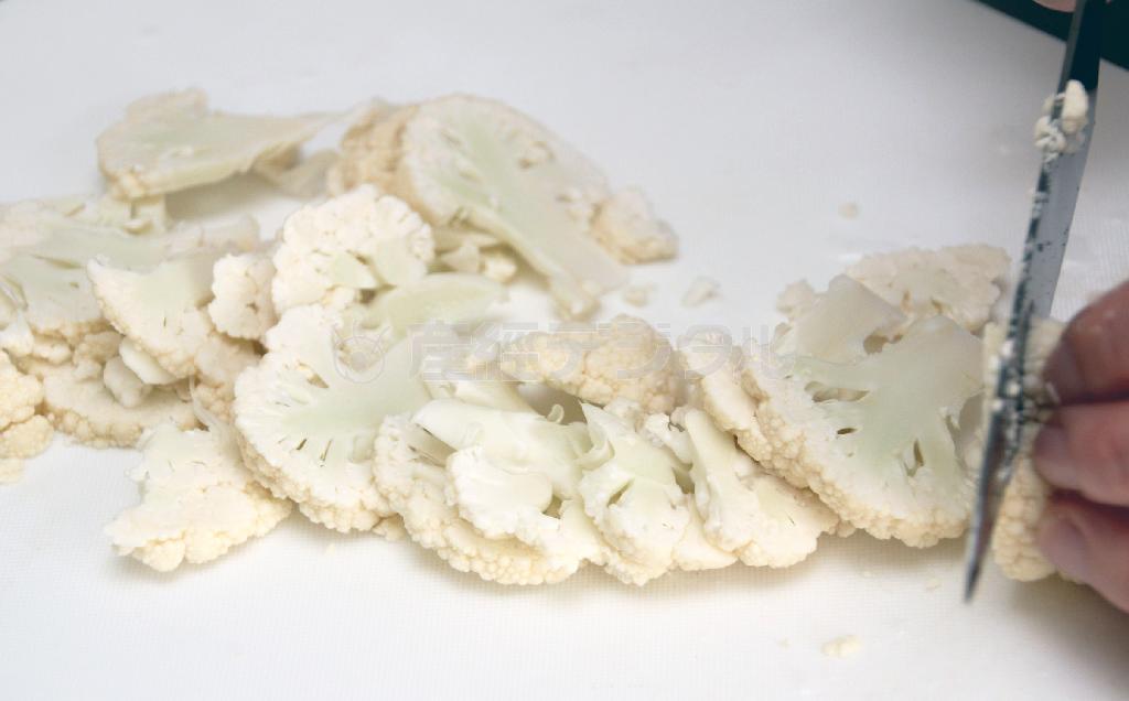 鮭とカリフラワーのカレー蒸し（材料）＿＿カリフラワー（１／３個。小房に分け薄切りにする、今泉有美子撮影）