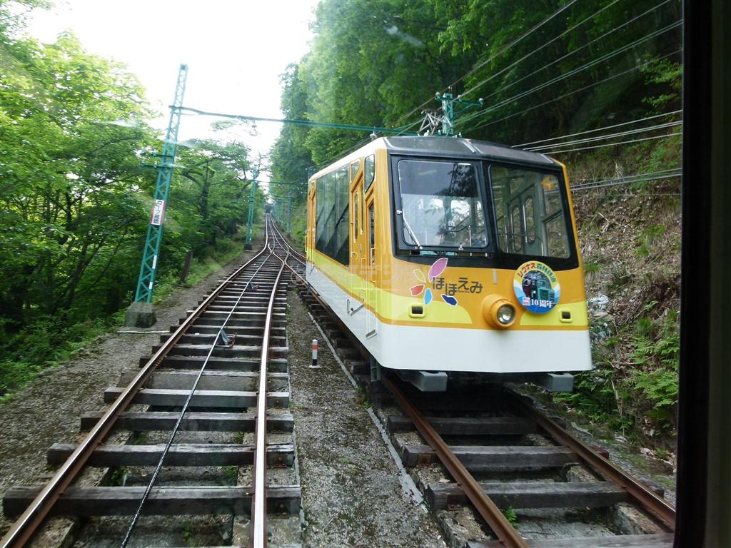 能勢（のせ）電鉄が運営する「妙見（みょうけん）ケーブル」。６００メートルの線路で高低差は２２９メートル＝２０１１年５月１７日、兵庫県川西市（杉山淳一さん提供）