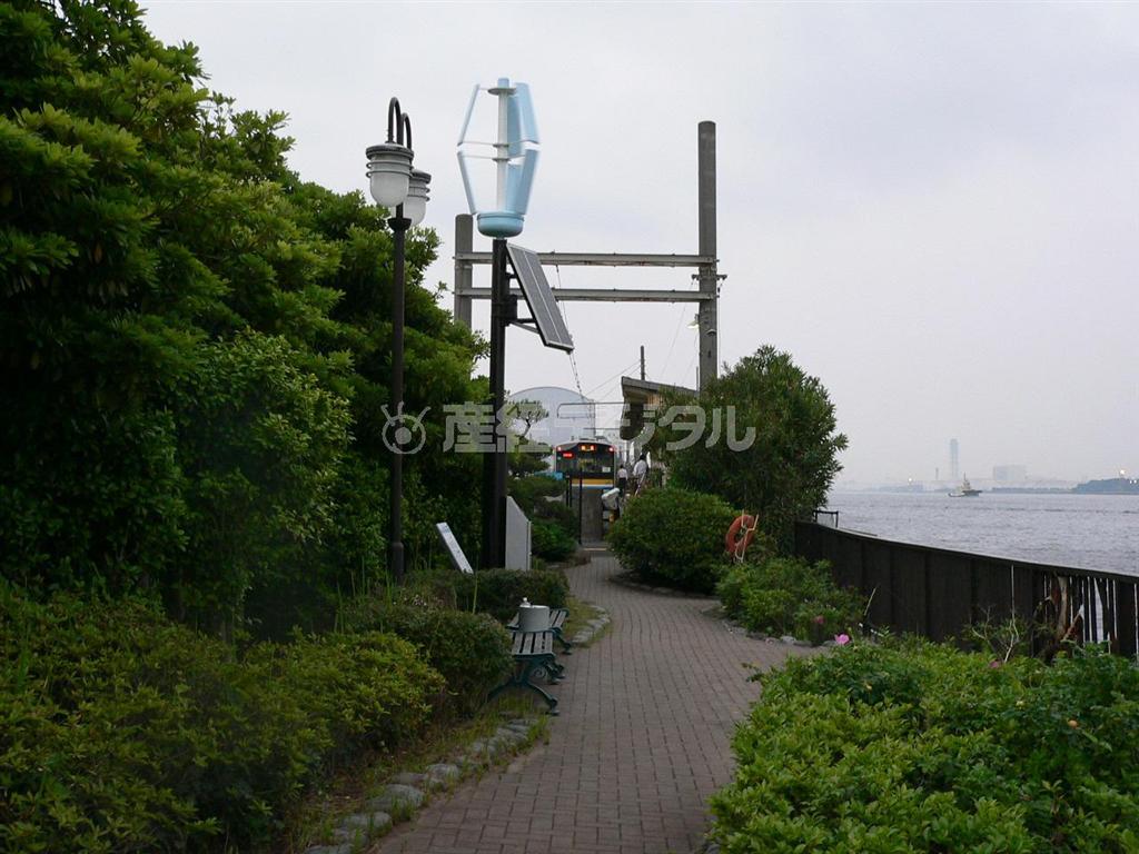 海芝浦（うみしばうら）駅来訪者のために、線路の行き止まりから続く土地に東芝が設置した「海芝公園」。鉄道ファンのための粋なはからいだ＝２００９年６月９日、神奈川県横浜市鶴見区（杉山淳一さん撮影）