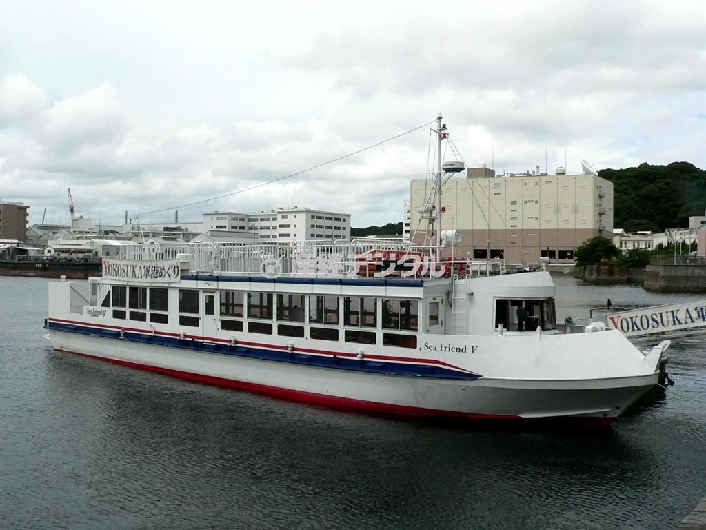 「ＹＯＫＯＳＵＫＡ軍港めぐり」の遊覧船。米海軍や海上自衛隊の艦船を間近で見られる＝神奈川県横須賀市（杉山淳一さん撮影）