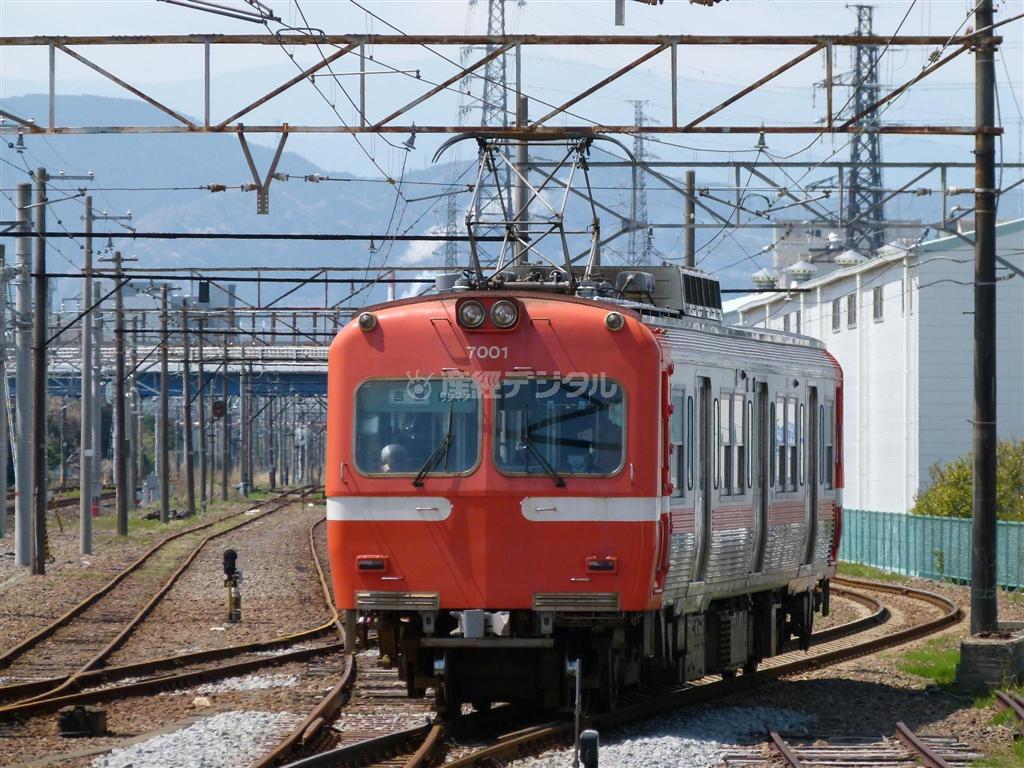岳南（がくなん）鉄道の電車は京王井の頭（けいおういのかしらせん）線（東京都）の“中古品”。地方鉄道で人気の車体だが、この車両は両側に運転台を取り付けた変わり種＝２０１２年４月８日、静岡県富士市（杉山淳一さん撮影）